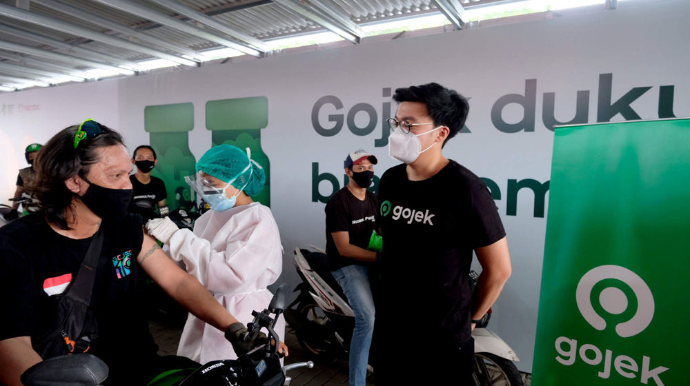 <p>Co-Founder &amp; Co-CEO Gojek Kevin Aluwi meninjau oemberian vaksin untuk mitra driver pada vaksinasasi untuk mitra driver Gojek di Kemayoran, Jakarta, Kamis, 29 April 2021. Foto: Ismail Pohan/TrenAsia</p>
