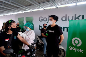 <p>Co-Founder & Co-CEO Gojek Kevin Aluwi meninjau oemberian vaksin untuk mitra driver pada vaksinasasi untuk mitra driver Gojek di Kemayoran, Jakarta, Kamis, 29 April 2021. Foto: Ismail Pohan/TrenAsia</p>