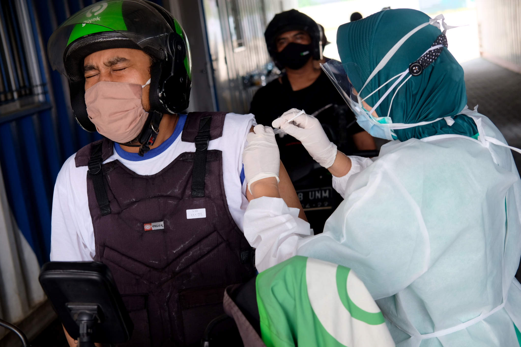 <p>Petugas nakes menyuntikkan dosis vaksin kepada driver Go Ride pada vaksinasasi untuk mitra driver Gojek di Kemayoran, Jakarta, Kamis, 29 April 2021. Foto: Ismail Pohan/TrenAsia</p>
