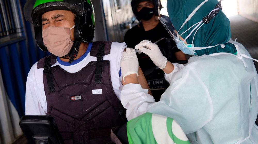 <p>Petugas nakes menyuntikkan dosis vaksin kepada driver Go Ride pada vaksinasasi untuk mitra driver Gojek di Kemayoran, Jakarta, Kamis, 29 April 2021. Foto: Ismail Pohan/TrenAsia</p>
