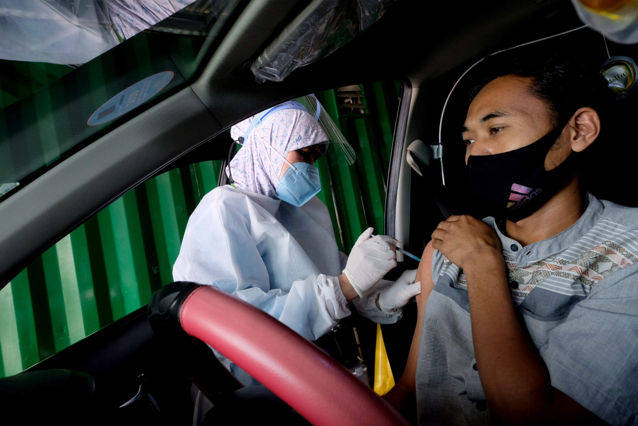 <p>Petigas menyuntikkan dosis vaksin kepada driver Gocar pada vaksinasasi untuk mitra driver Gojek di Kemayoran, Jakarta, Kamis, 29 April 2021. Foto: Ismail Pohan/TrenAsia</p>
