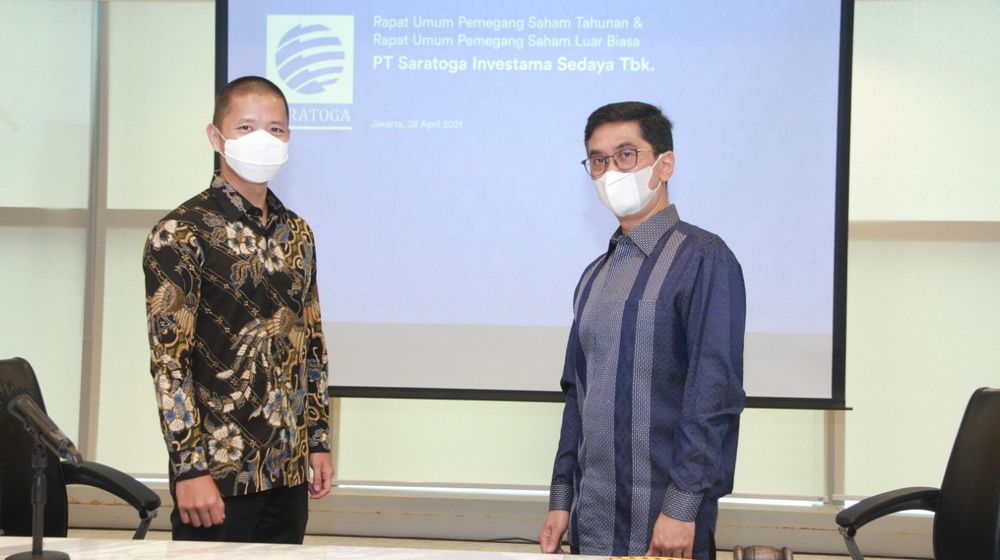<p>Direktur Investasi PT Saratoga Investama Sedaya Tbk. (Saratoga) Devin Wirawan (kiri) dan Komisaris Independen Sidharta Utama sesaat setelah menyelesaikan RUPST dan RUPSLB Saratoga (28/4). / Dok. Saratoga</p>
