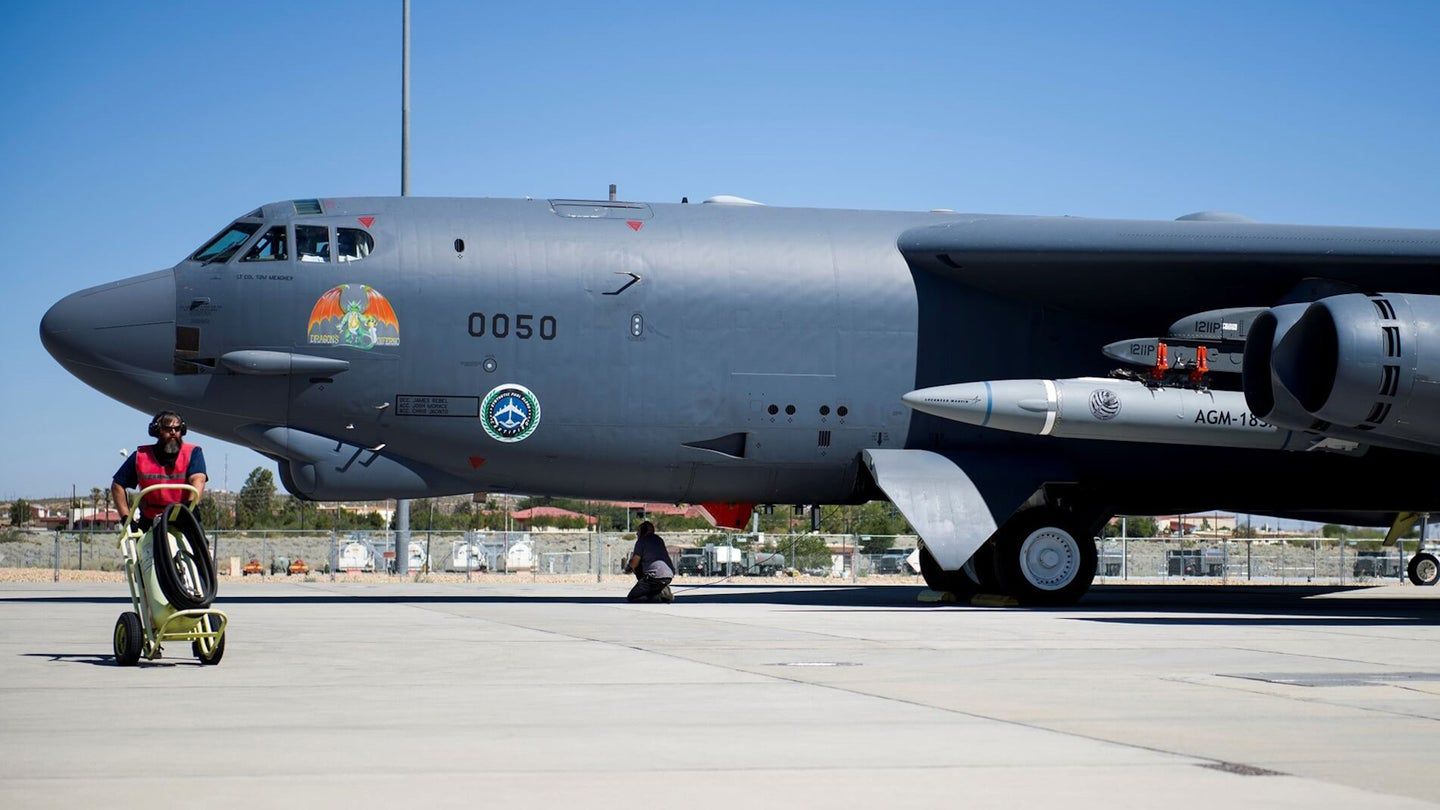 <p>Bomber B-52H membawa rudal AGM-183A/Foto: USAF</p>

