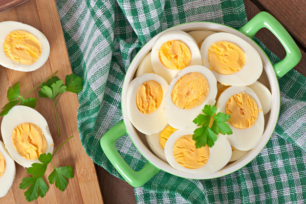 Ilustrasi telur rebus untuk menu makan sahur (freepik.com/timolina)