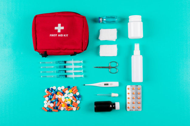 <p>Isi tas siaga bencana yang harus dipersiapkan termasuk first aid kit</p>
