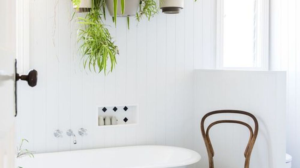 Penggunaan rak apung untuk meletakkan hiasan di kamar mandi