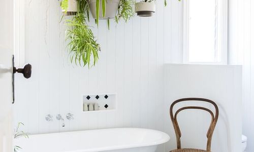 <p>Penggunaan rak apung untuk meletakkan hiasan di kamar mandi/roohome.com</p>
