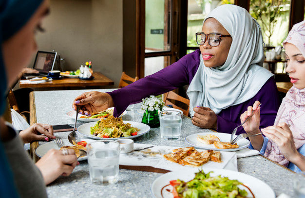 <p>Islamic women friends dining together with happiness</p>
