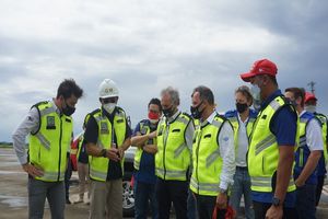 <p>Dorna Sports, promotor ajang perlombaan MotoGP, melakukan peninjauan ke Bandara Lombok untuk melihat kesiapan fasilitas bandara dan Sirkuit Mandalika dalam menyambut MotoGP di Mandalika, Lombok, Nusa Tenggara Barat /Dok. Kementerian BUMN</p>