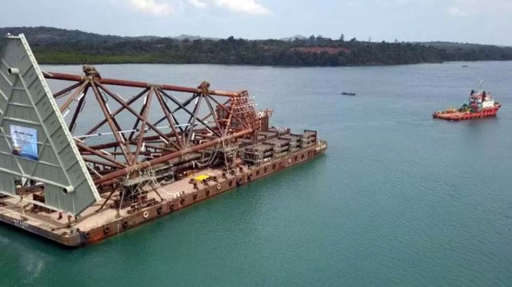 <p>Pengapalan kaki anjungan lepas pantai dalam proyek Jumelai, Lapangan Sisi Nubi, dan South Mahakam (JSN) di Kalimantan Timur/Pertamina.</p>
