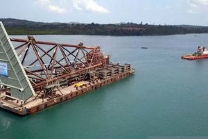 <p>Pengapalan kaki anjungan lepas pantai dalam proyek Jumelai, Lapangan Sisi Nubi, dan South Mahakam (JSN) di Kalimantan Timur/Pertamina.</p>

