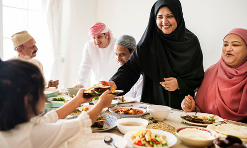 Ilustrasi tips menjalankan ibadah puasa di bulan Ramadan yang aman bagi penderita diabetes agar tetap sehat dan kuat