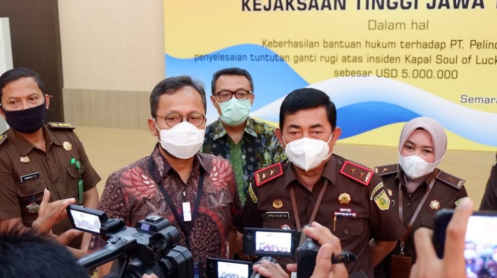 <p>Proses Terima ganti rugi insiden gagal mesin Kapal MV Soul of Luck /Dok Pelindo III </p>
