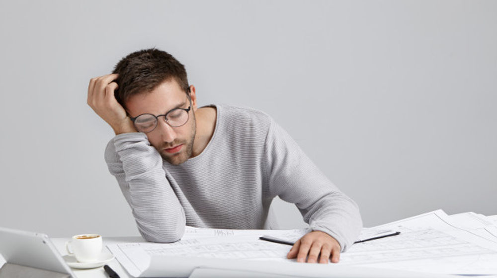 Ilustrasi pria sedang lelah, lesu dan lemas saat bekerja