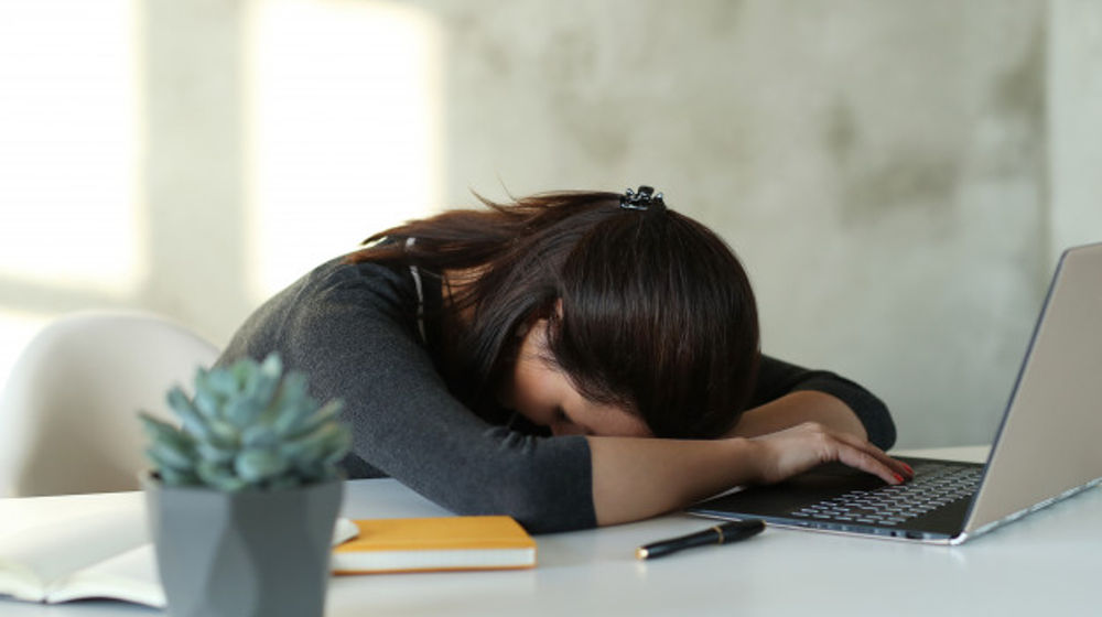 Ilustrasi wanita lelah dan mengantuk