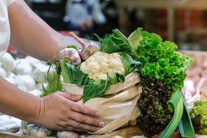 Ilustrasi tips hemat belanja bahan makanan