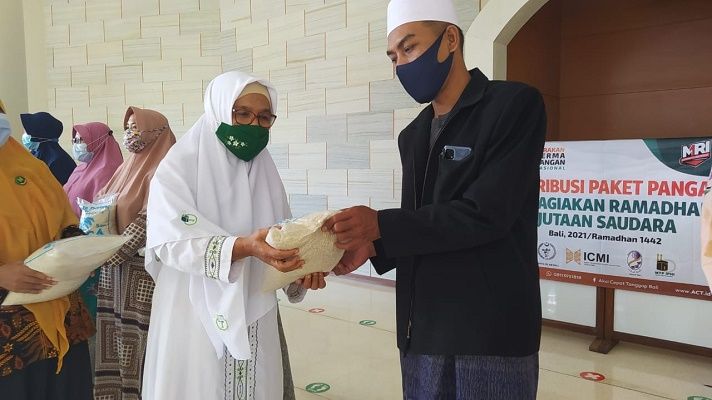 Penyerahan bantuan dipusatkan di Mushola Nurul Iman Padang Udayana Denpasar dibuat secara bertahap untuk menghindari kerumunan massa sehingga penyebaran Covid-19 bisa ditekan.