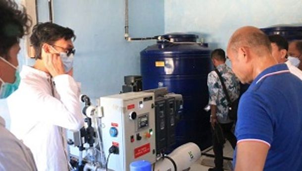 Gubernur NTT   Tinjau  Proyek Pengolahan Air Minum Berteknologi Reverse Osmosis di Pulau Papagarang