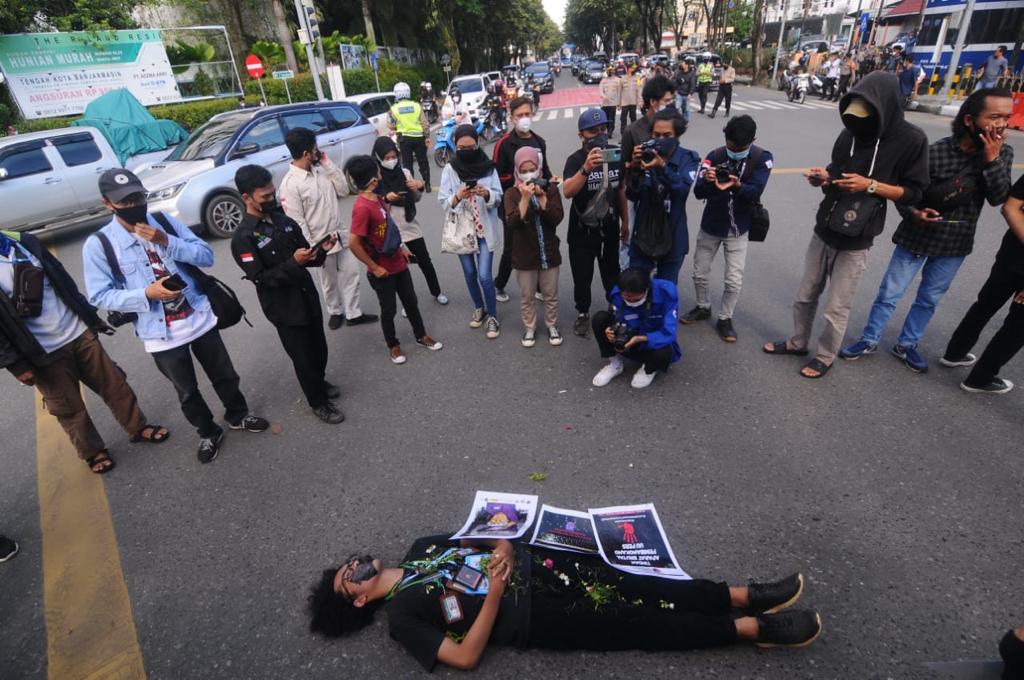Para jurnalis berkumpul saat aksi solidaritas untuk wartawan Tempo. Aksi digelar di Banjarmasin. Source: Dokumentasi