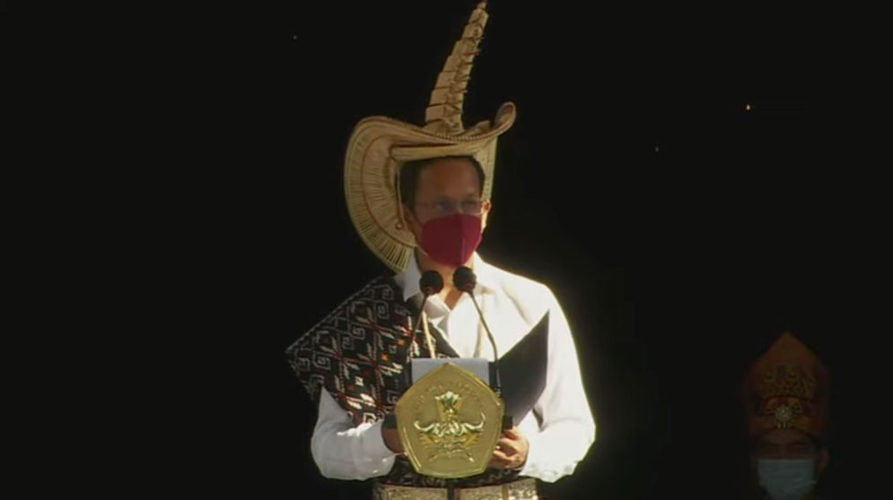 nadiem baju adat.jpg