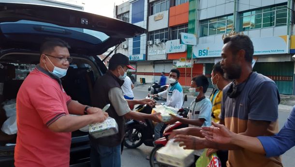 Hari Buruh, Serikat Pekerja PTPN VII Berbagi Nasi Kotak