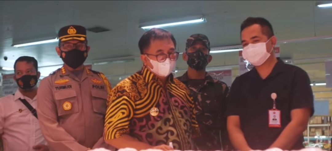 Wali Kota Balikpapan Rizal Effendi saat sidak parcel, baru-baru ini