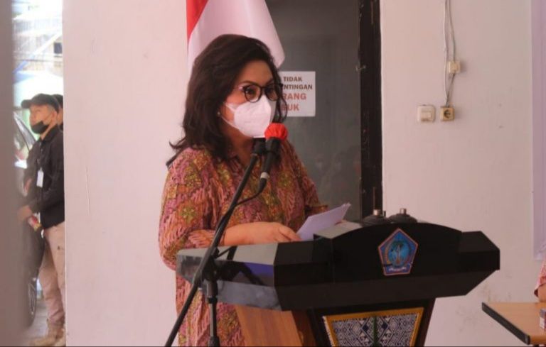 Ibu Rita Tamuntuan Dondokambey, saat menyampaikan arahan untuk minat membaca. (Foto:istimewa)
