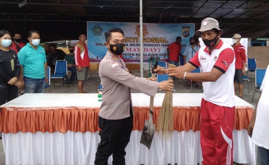 Kapolres Sangihe AKBP Tony Budhi Susetyo SIK saat penyerahan alat kebersihan dalam kegiatan sosial di hari buruh. (Foto:istimewa)