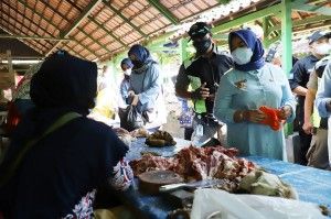 Bupati Sleman Kustini saat memantau stok bahan kebutuhan pokok di Pasar Kejambon (Humas Sleman)