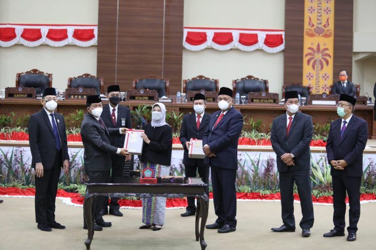 Paripuran penyerahan opini Wajar Tanpa Pengecualian (WTP) oleh BPK RI di  Kantor DPRD Sulut. (Foto:istimewa)