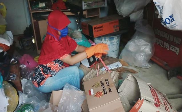 Aktivitas pemilihan sampah oleh kelompok masyarakat anggota bank sampah