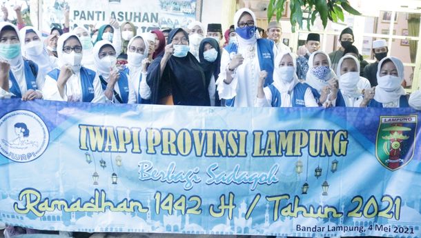 Jelang Idulfitri DPD IWAPI Lampung Berbagi