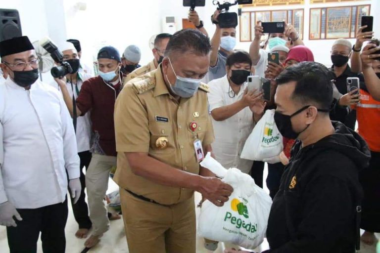 Gubernur Sulut, Olly Dondokambey saat memberikan paket ramadhan. (Foto:istimewa)