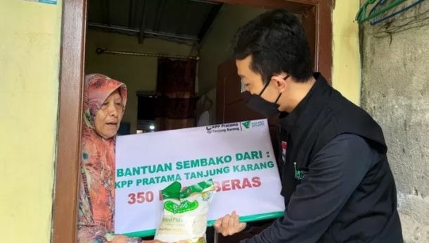 KPP Pratama Tanjung Karang Bersama Dompet Dhuafa Bagikan Ratusan Paket Beras