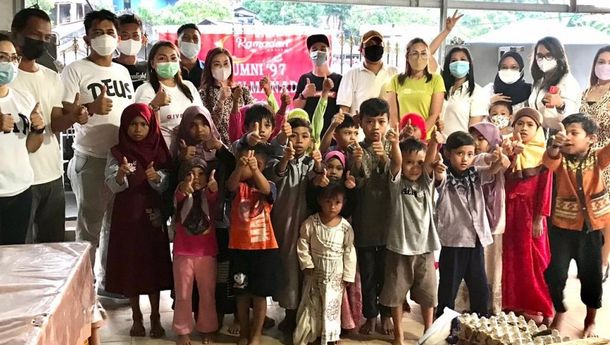 Berbagi Berkah, Alumni '97 Smundu Manado Kunjungi Panti Asugan Sitti Khadijah