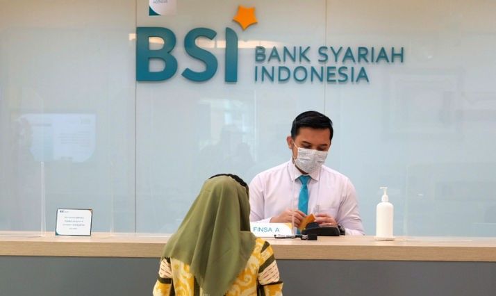 Karyawan melayani nasabah di kantor cabang Bank Syariah Indonesia (BRIS) Jakarta Hasanudin, Jakarta, Rabu, 17 Februari 2021. Foto: Ismail Pohan/TrenAsia