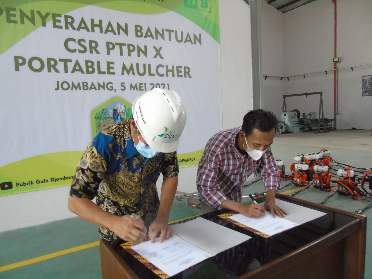 Penandatanganan penyerahan alat portable mulcher untuk petani di Jombang dari PTPN X.