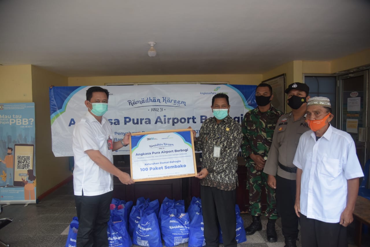 Jelang Lebaran, Bandara SAMS Sepinggan Balikpapan Bagikan Paket Sembako dan Santunan