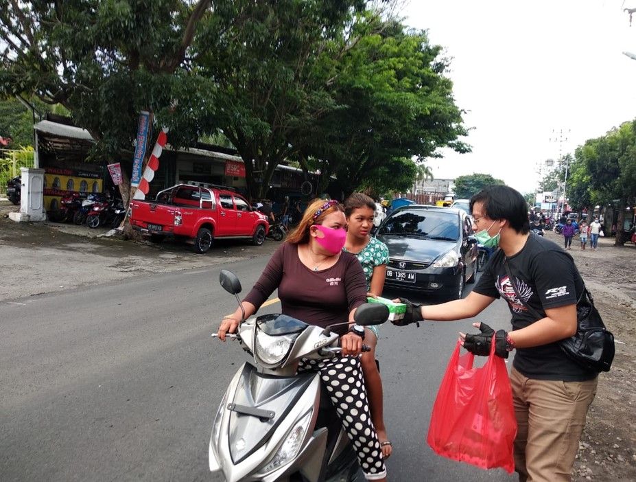 Kolaborasi 22 komunitas motor yang tergabung Bold Riders Manado melakukan kegiatan berbagi sembako dan takjil di Bulan Ramadan pada Rabu (5/5/2021). Kegiatan ini berlangsung di dua titik, yakni Kota Manado dan Kota Bitung. (Foto: Bold Riders Manado)