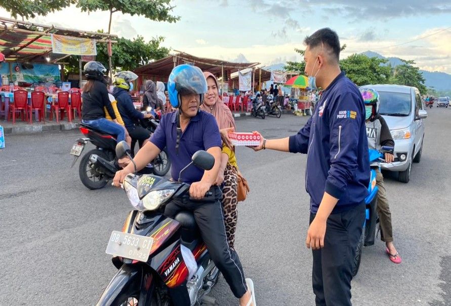 Kolaborasi 22 komunitas motor yang tergabung Bold Riders Manado melakukan kegiatan berbagi sembako dan takjil di Bulan Ramadan pada Minggu (2/5/2021). Kegiatan ini berlangsung di dua titik, yakni Kota Manado dan Kota Bitung.