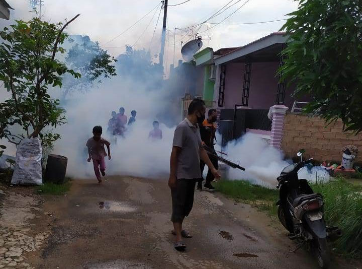 HARRIS Resort Waterfront Batam menggelar program corporate social responsibility (CSR) berupa bantuan fogging untuk perumahan Putri Hijau, Batu Aji - Batam