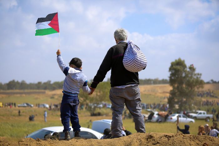 Ilsutrasi : Seorang anak membawa bendera Palestina/Foto: Istimewa