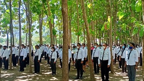 173 Orang Pejabat Administrator dan Pengawas Lingkup Pemkab Sikka Dilantik di Hutan Jati