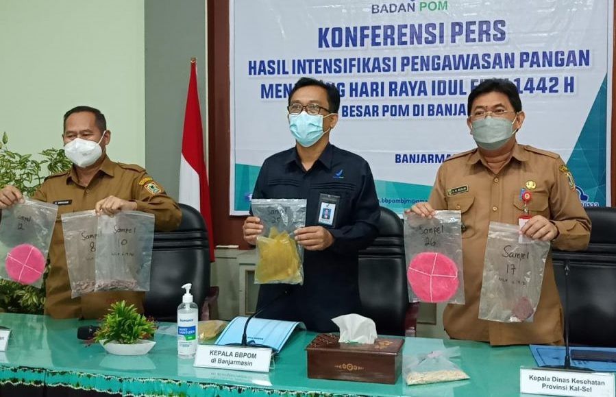 epala BBPOM di Banjarmasin, Leonard Duma dalam konferensi pers hasil intensifikasi pengawasan pangan menjelang bulan Ramadhan dan Idul Fitri, di Banjarmasin, Senin (10/5/2021). MC Kalsel/tgh