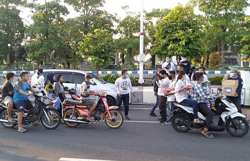 Komunitas motor CCI Region Madiun membagikan takjil di Alun-alun Caruban, Madiun, Jawa Timur pada Minggu (9/5/2021). (Foto: CCI Region Madiun)