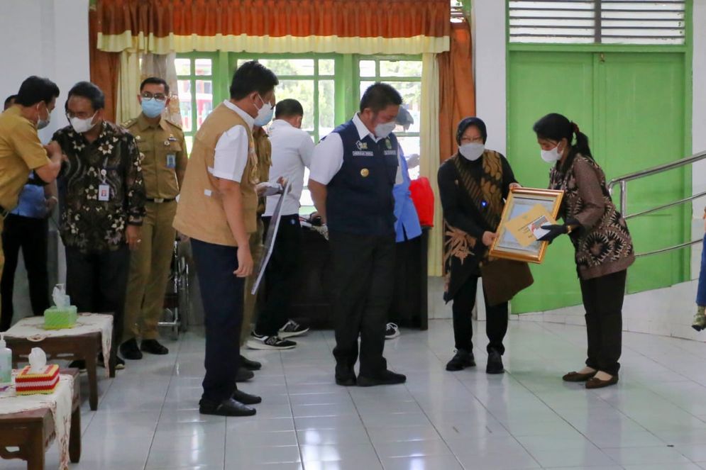 kemensos serahkan santunan korban kkb.jpg