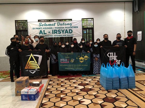 Perwakilan Bold Riders Banjarmasin berkolaborasi dengan AB Esport Team melakukan aksi sosial di Panti Asuhan Al Irsyad, Desa Sungai Tuan, Kecamatan Astambul, Kabupaten Banjar, Kalimantan Selatan pada Rabu (5/5/2021).