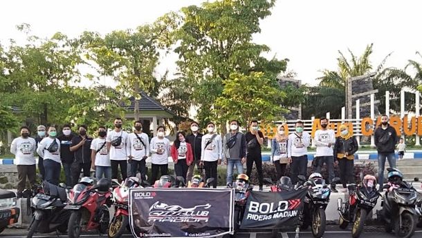 Gelorakan Semangat, Komunitas Motor CCI Madiun dan Kracker Romawi Berbagi	