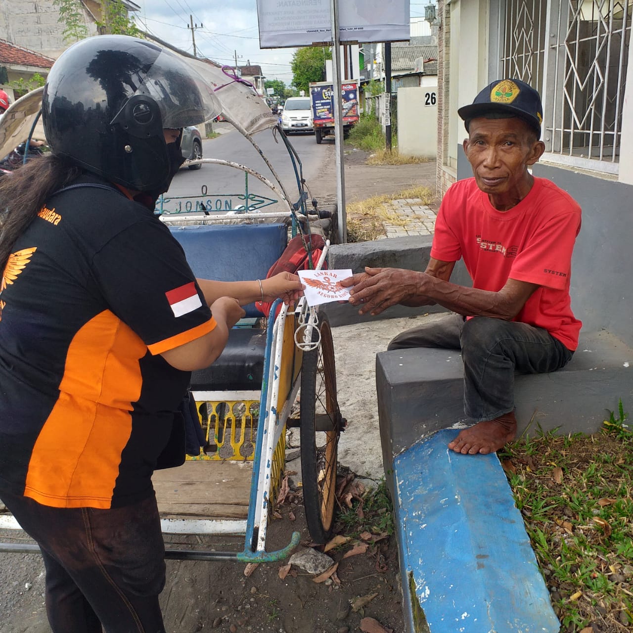 Komunitas Laskar Segoro Kidul (LSK) Jember yang tergabung dalam Heppiii Community Jember saat berbagi serentak di 10 kecamatan di Jember. Source: Ist