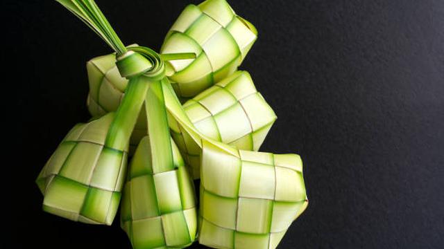 Selongsong ketupat yang diyakini memiliki banyak makna